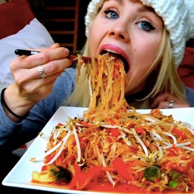 Anne Litchi mengawali karier sebagai Youtuber karena kecintaannya akan memasak dan makan. Ia pun suka bercerita mengenai makanan yang membuat para netizen semakin menyukainya. Wanita cantik pemilik akun YouTube Euphoriana ini pun punya 15,911 pengikut. Foto: Youtube