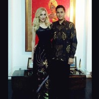 Ia juga pernah mengenakan dress berbahan batik. Tampak serasi ya dengan Panji. Foto: Instagram Varsha Strauss