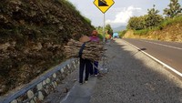 Spot foto favorit pengunjung disini yakni ujung dermaga yang dipenuhi tumpukan batu sebagai pemecah ombak dan laguna pantai yang memiliki air tenang.  Foto: dok. Kementerian PUPR