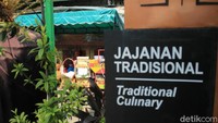 Kalau lapar, traveler juga bisa jajan makanan khas seperti kerak telor dan es selendang mayang (Randy/detikTravel)