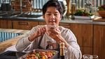 Duh, Manisnya 10 Pose Song Joong-ki Saat Masak sampai Cicip Gyoza