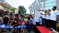 Ketua INASGOC Erick Thohir (tengah) melepas peserta lari BRI Sunday Fest 2018.