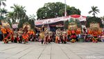 Aksi Polisi-Marinir Bermain Reog dan Barongsai di Trisuci Waisak