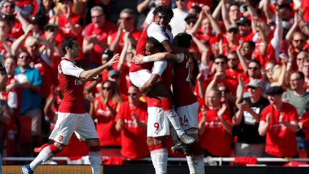 Para pemain Arsenal melakukan selebrasi gol pertama ke gawang Burnley. (