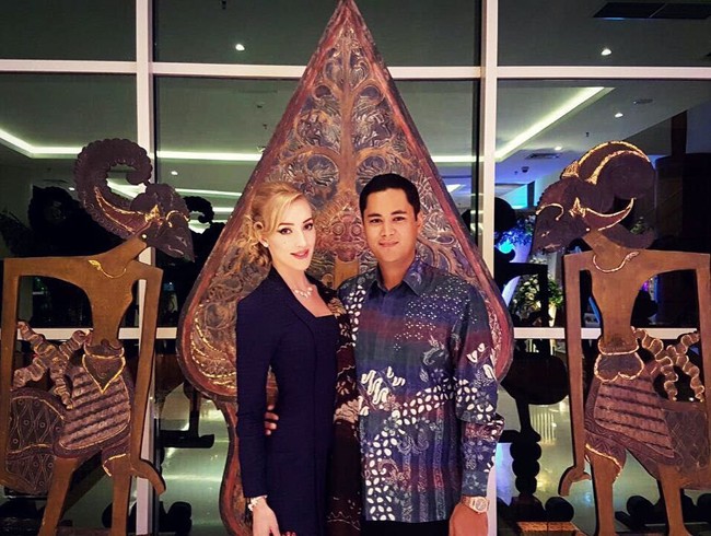 Berikut penampilannya dengan kebaya kutu baru dan kain batik. Foto: Instagram Varsha Strauss