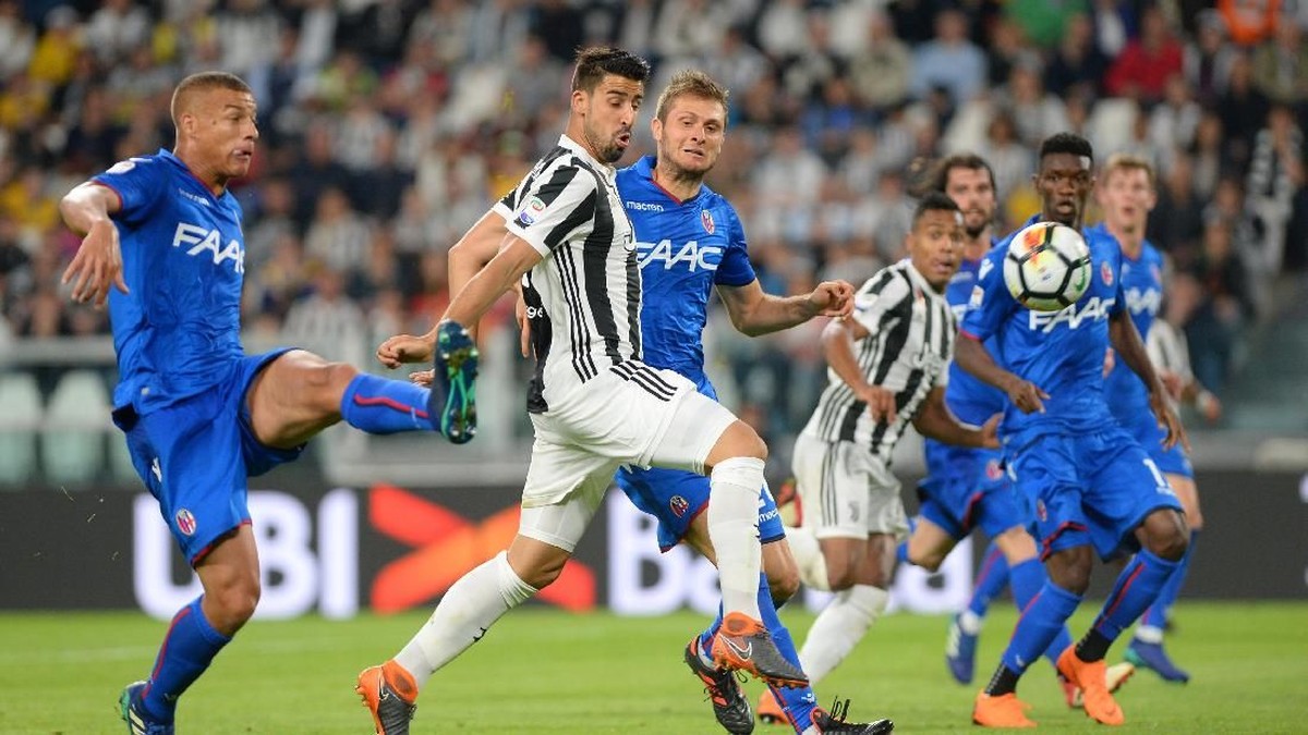 Juventus selangkah lagi bisa mengunci scudetto usai menang di pekan ke-36, sementara Napoli tertahan imbang. (Foto: Massimo Pinca/Reuters)