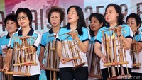 Alat musik angklung ini dimainkan dengan sangat berirama.