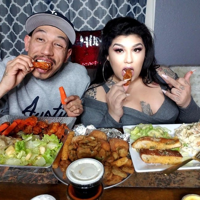 Chunky, sosok di balik akun Youtube Eating with Chunky disukai para penggemar karena kesukaannya akan makan. Ia pun memikat para subscriber dengan karakter yang blak-blakan. Bertubuh lebih sintal dari YouTuber mukbang kebanyakan, ia pun jadi perwakilan wanita gemuk yang tak takut terlihat suka makan. Foto: Youtube