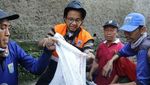 Foto: Aksi Anies Nyemplung Got Bareng Warga Utan Kayu