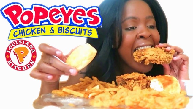 Kelly sangat suka makan. Setiap minggu, ia pun bisa mengunggah dua video mukbang. Tak hanya caranya menyantap yang menggugah selera makan, Kelly juga dikenal menyenangkan oleh para subscriber.  Foto: Youtube