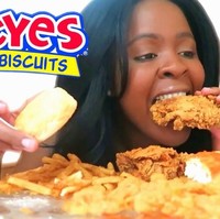 Kelly sangat suka makan. Setiap minggu, ia pun bisa mengunggah dua video mukbang. Tak hanya caranya menyantap yang menggugah selera makan, Kelly juga dikenal menyenangkan oleh para subscriber.  Foto: Youtube