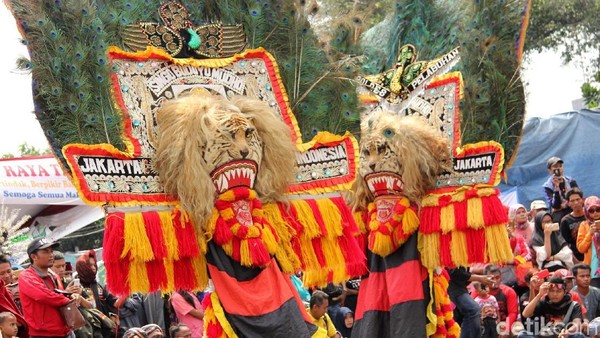 Aksi Polisi-Marinir Bermain Reog dan Barongsai di Trisuci Waisak