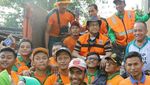 Foto: Aksi Anies Nyemplung Got Bareng Warga Utan Kayu