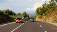 Obyek wisata lainnya adalah Pantai Pandansimo, Kwaru, Depok, Bantul berada di ruas Pandansimo-Samas sepanjang 6,28 km, menawarkan daya tarik berbeda dibanding pantai lainnya. Untuk mencapai lokasi ini tidak jauh hanya sekitar 250 meter dari jalur Pansela.  Foto: dok. Kementerian PUPR