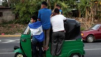 Aksi protes di Nikaragua terus berlanjut dalam rangka memprotes sistem pensiun. Foto ini menampilkan massa di Niquinohomo yang menggunakan bajaj untuk menuju lokasi aksi. Foto diambil 5 Mei 2018.  (Foto: Dok. REUTERS/Oswaldo Rivas)