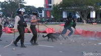 Polisi juga menerjukan Tim K9 untuk mengatasi suporter yang mengamuk/Foto: Deni Prasetyo Utomo