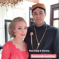 Varsha Strauss adalah kekasih dari Panji Trihatmodjo yang merupakan cucu mantan presiden Soeharto. Bule cantik ini kembali mencuri atensi kala menghadiri pesta pernikahan cucu Soeharto, Danvy Sekartaji Indri Haryanti Rukmana yang juga anak Tutut Soeharto. Foto: Instagram Varsha Strauss