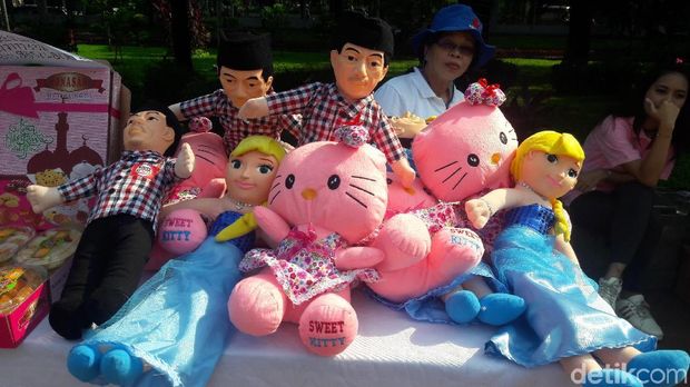 Tonny Leung Jual Boneka Jokowi di Acara Relawan Perempuan Militan