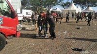 Massa suporter yang tak bertiket yang berjumlah ribuan merangsek menuju gate 18, 19, dan 20/Foto: Deni Prasetyo Utomo