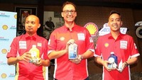 Peluncuran pelumas motor matik itu dihadiri oleh Shell Lubricants Technical Manager Indonesia Shofwatuzzaki (Zaki), VP Marketing Lubricants PT Shell Indonesia Mario Viarengo, dan VP Customer Brand Helix & Advance PT Shell Indonesia Edward Satrio. Istimewa/Shell Indonesia.