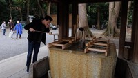 Lagi ke Jepang, ia pun mampir ke Meiji Temple dan meminum air mata air yang konon adalah air suci. Foto: Instagram @billydavidson_