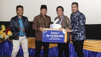 Ketua Umum Garda Pemuda Nasdem (GP Naseem) Prananda Surya Paloh bersama Menpora Imam Nahrawi memberikan hadiah lomba kepada juara satu Lomba Pemuda Menulis di gedung Kemenpora, Jakarta, sabtu, malam (5/5). Foto: dok. GP Nasdem