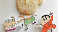 Masih ingat kartun Crayon Shinchan? Ini gambar Shinchan, Masao dan rice ball bentuk Bo di tengah. Lihat kreativitas horiharu1213 membubuhkan rambut nori dan hidung keju pada wajah Bo. Foto: Instagram horiharu1213