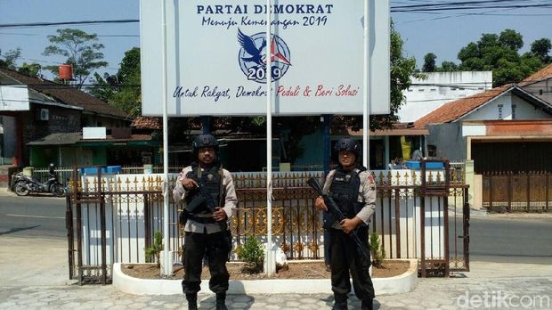 Personel Brimob di kantor Demokrat Jateng. 