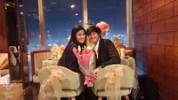 Menjalin kasih 5 tahun dengan artis Felicya Angelista, Hito merayakan momen jadian mereka di sebuah restoran berpemandangan ketinggian Jakarta. Stay with me always yaa baby, tulis Hito. Foto: Instagram hitocaesar