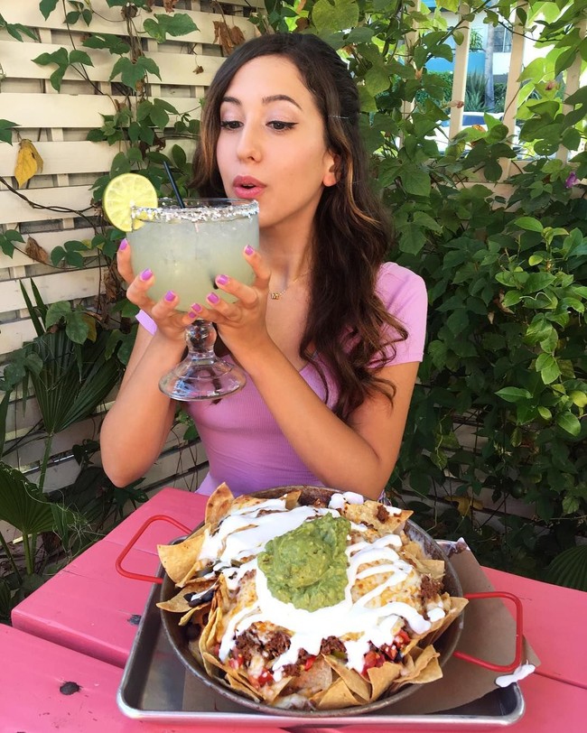 Mukbang adalah video yang memperlihatkan asyiknya seseorang sedang makan berbagai santapan, umumnya dalam jumlah yang banyak. Tak disangka, video yang pertama kali populer di Korea Selatan ini banyak disukai dan ditunggu orang. Para Youtuber mukbang pun bisa mendulang banyak keuntungan dari view video hingga iklan restoran. Berikut adalah 10 Youtuber cantik yang dibayar mahal untuk makan. Foto: Instagram