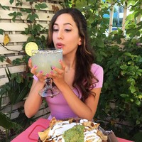 Mukbang adalah video yang memperlihatkan asyiknya seseorang sedang makan berbagai santapan, umumnya dalam jumlah yang banyak. Tak disangka, video yang pertama kali populer di Korea Selatan ini banyak disukai dan ditunggu orang. Para Youtuber mukbang pun bisa mendulang banyak keuntungan dari view video hingga iklan restoran. Berikut adalah 10 Youtuber cantik yang dibayar mahal untuk makan. Foto: Instagram