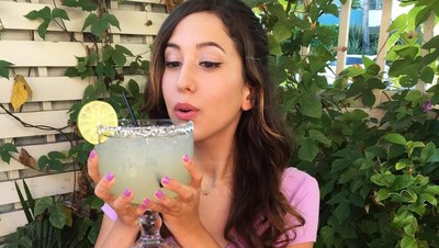 10 Wanita Cantik yang Dibayar Mahal Hanya untuk Makan Banyak