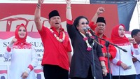 Ketum PDIP Megawati Soeakarnoputri menghadiri kampanye akbar pasangan calon Gubernur Jawa Barat nomor urut dua Tb Hasanuddin-Anton Charliyan di Lapangan Garuda, Cirebon. Megawati menyerukan tentang kepemimpinan. Menurut Presiden Indonesia yang kelima itu, Jawa Barat membutuhkan pemimpin yang mengayomi rakyatnya. (Foto: Istimewa/PDIP)