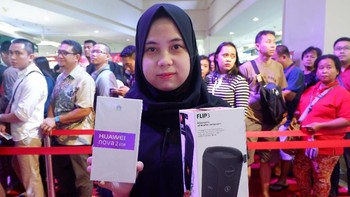 Acara penjualan perdana Huawei Nova 2 Lite ini diadakan serentak di tiga kota besar di Indonesia yakni Jakarta, Surabaya, dan Bandung. Seng juga mengatakan bahwa tanggal 12 Mei nanti akan ada peluncuran varian warna biru dari Huawei Nova 2 Lite. Dok. Huawei