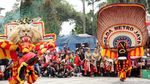 Aksi Polisi-Marinir Bermain Reog dan Barongsai di Trisuci Waisak