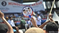 Sambil botram massa dihibur oleh sejumlah penampil seperti Ebit Beat A dan Kelompok Penyanyi Jalanan (KPJ)/Foto: Tri Ispranoto