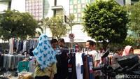 Pantauan detikcom, di Jalan MH Thamrin, Jakarta Pusat, Minggu (6/5/2018), kaus #2019GantiPresiden tampak berjejer di area jualan CFD. Kaus itu dijual dengan berbagai motif. (Foto: Yuni Ayu Amida/ detikcom)