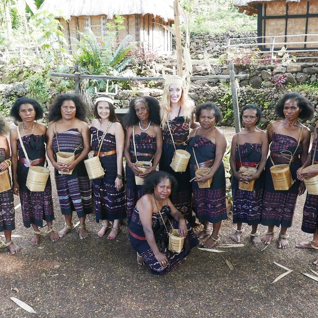 Di akun Instagram-mya, Varsha memang tampak beberapa kali mengenakan busana tradisional Indonesia. Seperti dalam fotonya saat ia mengunjungi Nusa Tenggara Timur berikut. Foto: Instagram Varsha Strauss