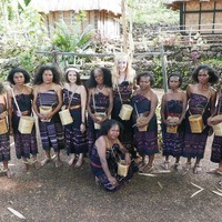 Di akun Instagram-mya, Varsha memang tampak beberapa kali mengenakan busana tradisional Indonesia. Seperti dalam fotonya saat ia mengunjungi Nusa Tenggara Timur berikut. Foto: Instagram Varsha Strauss