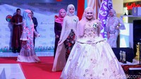 Sejumlah model memperagakan busana muslim di Bamusi Hijab Hunt Talent.