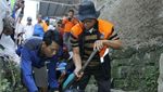 Foto: Aksi Anies Nyemplung Got Bareng Warga Utan Kayu