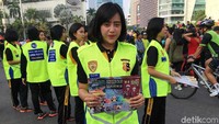 Sejumlah polwan menggelar kampanye polisi bersih dan jujur di acara car free day, Bundaran HI, Jakarta, Minggu (6/5/2018).
