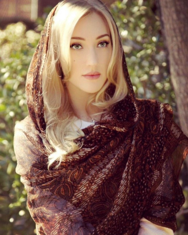 Selain kebaya, tampaknya Varsha juga menyukai batik. Dalam foto ini, wanita berambut pirang tersebut mengenakan kain batik sebagai selendang. Foto: Instagram Varsha Strauss