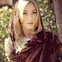 Selain kebaya, tampaknya Varsha juga menyukai batik. Dalam foto ini, wanita berambut pirang tersebut mengenakan kain batik sebagai selendang. Foto: Instagram Varsha Strauss