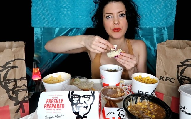 Divine Munchies mengajak para penontonnya untuk sama-sama makan agar santapan jadi terasa lebih nikmat. Seperti Anne, ia banyak berbicara saat mukbang yang membuat para fans yang disebutnya munchlings merasa seperti makan dengan teman. Apalagi Divine Munchies adalah sosok yang lucu dan karismatik. Foto: Youtube