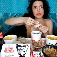 Divine Munchies mengajak para penontonnya untuk sama-sama makan agar santapan jadi terasa lebih nikmat. Seperti Anne, ia banyak berbicara saat mukbang yang membuat para fans yang disebutnya munchlings merasa seperti makan dengan teman. Apalagi Divine Munchies adalah sosok yang lucu dan karismatik. Foto: Youtube