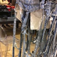 Harga Rp 2,3 juta untuk celana jeans compang-camping. Minat beli? Foto: Istimewa