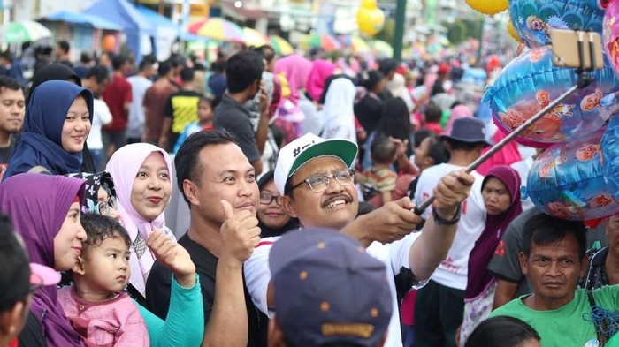 Saat Gus Ipul Sapa dan Senam Bersama Warga Pasuruan