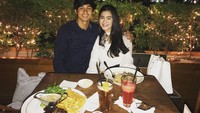 Masih bersama Felicya, ini pose keduanya saat menikmati makan malam Natal tahun lalu. Steak, kentang goreng dan pasta nampak ada di atas meja. Foto: Instagram hitocaesar