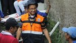 Foto: Aksi Anies Nyemplung Got Bareng Warga Utan Kayu